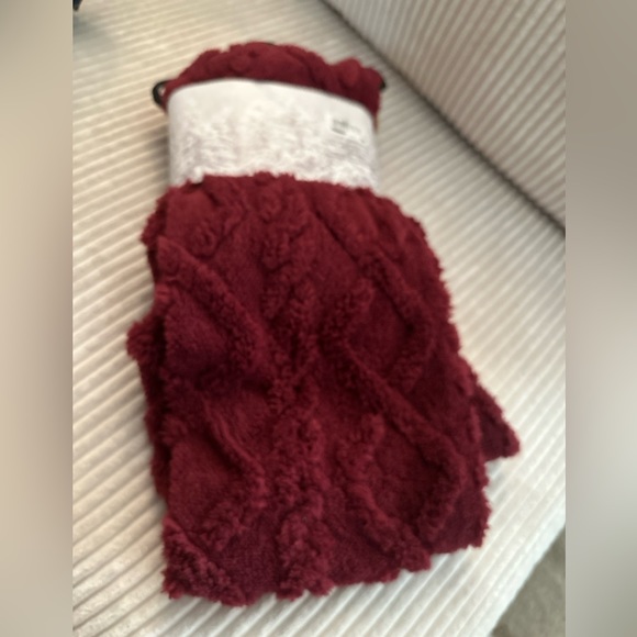 Falls Creek 3 piece knit 🧶 gift set: scarf, gloves & hat NWT - Picture 3 of 3